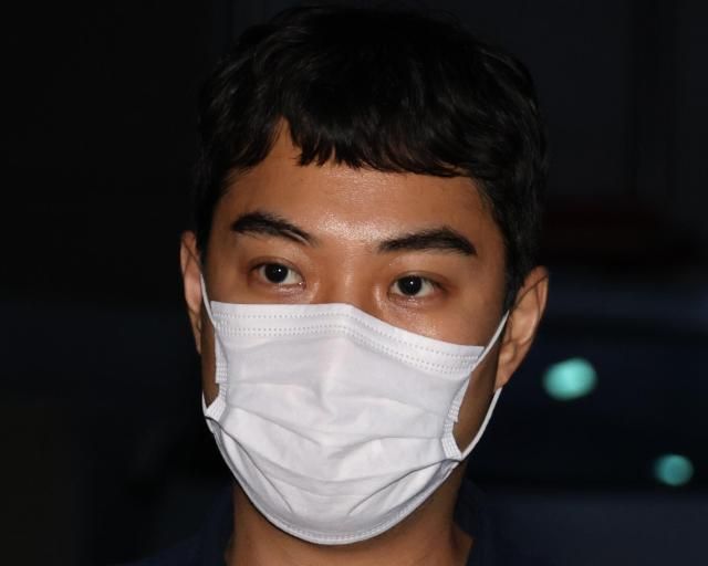 아동 성매매 혐의를 받는 최영중 전 청주시의원이 청주 청원경찰서에서 피의자 신분으로 소환돼 조사를 받은 뒤 27일 새벽 청사를 빠져나가고 있다 사진연합뉴스