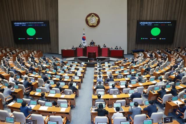 지난달 30일 국회에서 열린 7월 임시국회 제3차 본회의에서 제9회 전국동시지방선거 투표용지 부족사태 등 국민참정권 침해 진상규명 및 선거관리 개혁을 위한 국정조사특별위원회 활동기간 연장의 건이 통과되고 있다 사진연합뉴스
