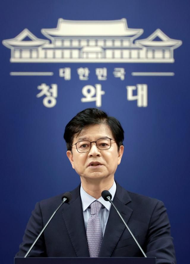 성기홍 홍보소통수석이 지난 7월 10일 청와대 기자회견장에서 신임 국무조정실장 임명 관련 브리핑을 하고 있다 사진연합뉴스