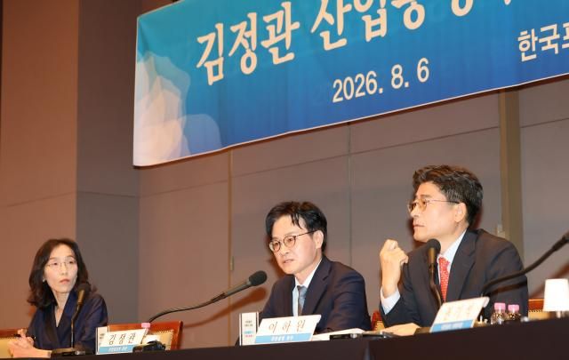 김정관 산업통상부 장관이 6일 서울 중구 프레스센터에서 열린 관훈토론회에서 패널 질문에 답하고 있다 사진연합뉴스