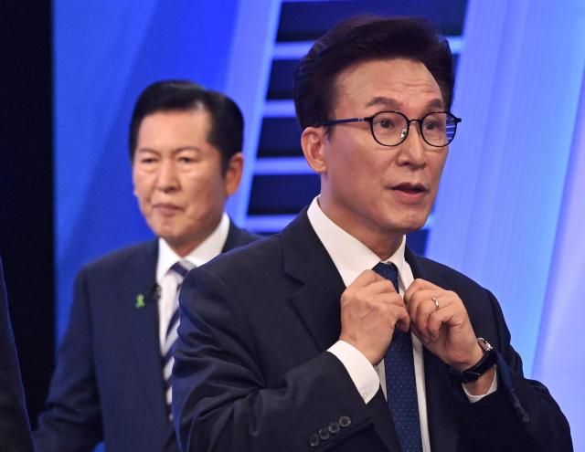 정청래·김민석 더불어민주당 당 대표 후보가 5일 서울 영등포구 여의도 KBS에서 열린 제2차 TV 토론회를 준비하고 있다 사진연합뉴스