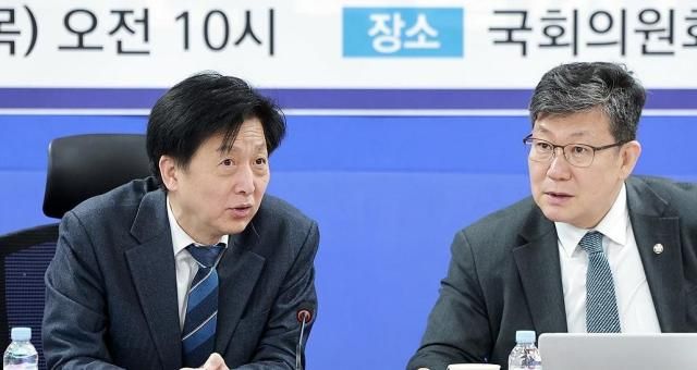 더불어민주당 내 K-자본시장 특별위원회 오기형 위원장왼쪽과 김남근 간사 사진연합뉴스