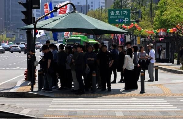 서울 광화문역 네거리에서 횡단보도를 건너려는 시민들이 그늘막 아래 모여 신호를 기다리고 있다 사진연합뉴스
