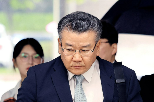 직권남용 혐의로 구속영장이 청구된 유병호 감사원 감사위원차관급이 지난달 20일 서울 서초구 서울중앙지법에서 열린 영장실질심사에 출석하고 있다 사진공동취재단 연합뉴스