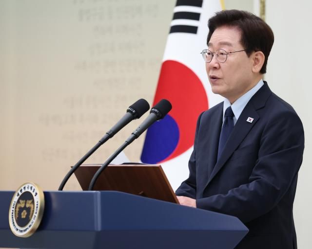 이재명 대통령이 7일 청와대 영빈관에서 열린 진실화해위 3기 출범 계기 국가폭력 피해자 위로 오찬에서 인사말을 하고 있다 사진연합뉴스 