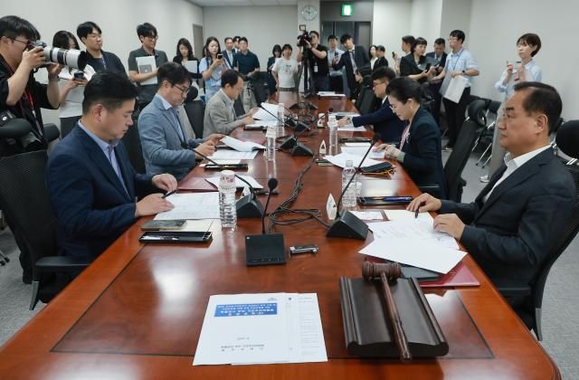 7일 국회 의원회관에서 6·3 지방선거 투표용지 부족 사태를 수사하기 위한 선거관리위 특검 국민추천위원들이 첫 회의 시작을 기다리며 자료를 살피고 있다 사진연합뉴스
