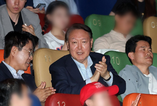 윤석열 전 대통령이 작년 5월 21일 서울 메가박스 동대문에서 영화 부정선거 신의 작품인가 관람을 마친 뒤 박수를 치고 있다 이영돈 PD왼쪽부터 윤 전 대통령 전한길 전 한국사 강사 사진공동취재단 연합뉴스 