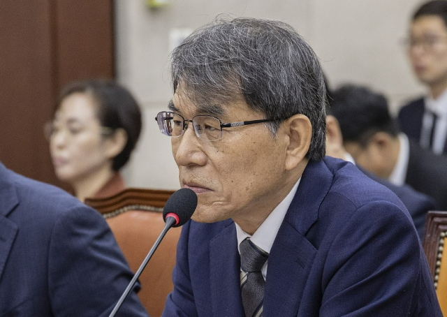 노태악 전 중앙선거관리위원장이 지난달 22일 국회에서 열린 제9회 전국동시지방선거 투표용지 부족 사태 등 국민 참정권 침해 진상규명 및 선거관리 개혁을 위한 국정조사 특별위원회 제2차 청문회에 출석해 의원 심문에 답하고 있다 사진연합뉴스