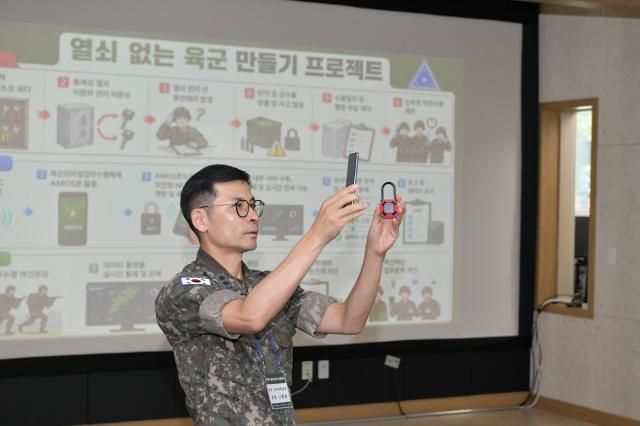 7일 세종시 육군종합보급창에서 열린 육군 군수 정책설명회에서 모바일 업무체계폰AMOS과 무전원 근거리무선통신 기술NFC을 적용한 열쇠없는 육군 만들기 프로젝트를 시연하고 있다 사진육군 