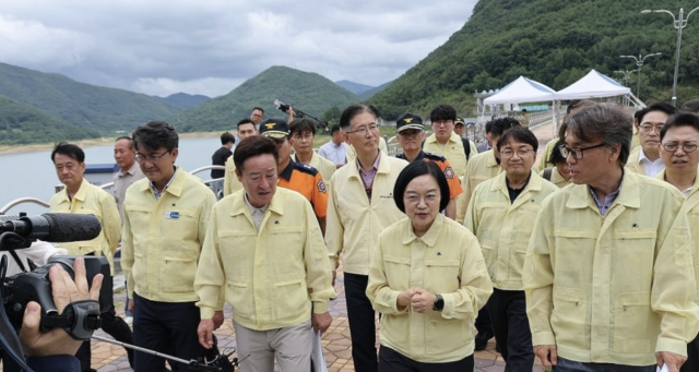 한성숙 국무총리가 8일 경상북도 청도군 운문면 운문댐을 방문해 시설물을 둘러보고 있다 사진연합뉴스