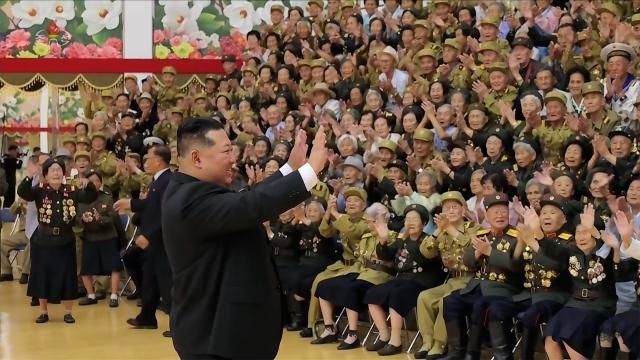 김정은 북한 국무위원장이 지난 28일 평양에서 조국해방전쟁승리정전협정 체결 73주년 경축행사에 참가한 전쟁노병들과 전시공로자들을 만나 기념사진을 찍었다고 조선중앙TV가 29일 보도했다 김 위원장이 자리에 앉은 노병들을 향해 두 손을 들어 인사하고 있다 연합뉴스 조선중앙TV 화면