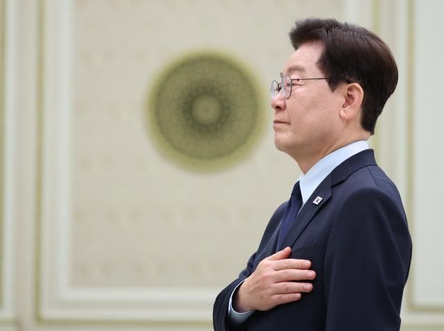 이재명 대통령이 지난 7일 청와대 영빈관에서 열린 진실화해위 3기 출범 계기 국가폭력 피해자 위로 오찬에서 국민의례를 하고 있다 사진연합뉴스