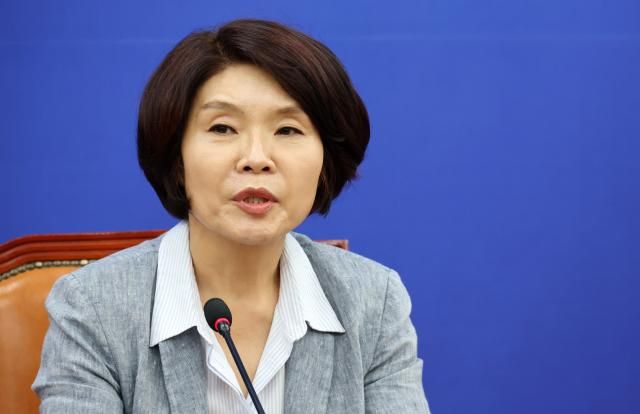 더불어민주당 한정애 정책위의장이 9일 국회에서 열린 기자간담회에서 현안 관련 발언을 하고 있다사진연합뉴스