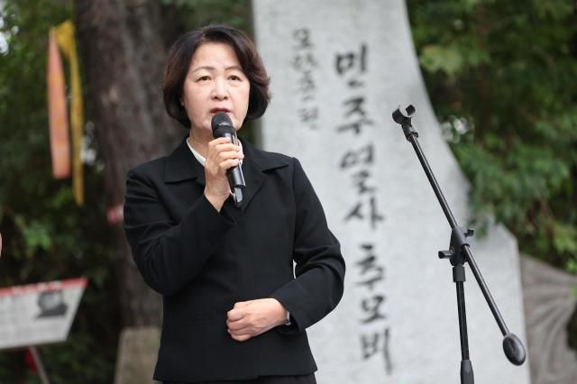 12일 오후 모란공원 민주열사묘역에서 열린 2026년 경기도 민주화운동희생자 추모제에서 추미애 경기도지사가 추모사를 하고있다사진경기도