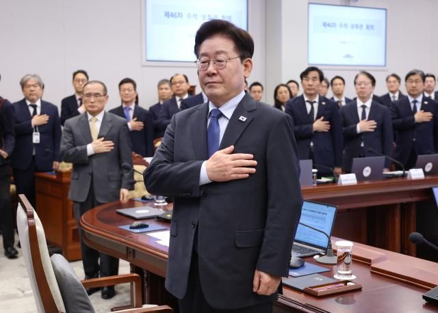 이재명 대통령이 지난 11일 청와대에서 열린 수석보좌관회의에서 국기에 경례하고 있다 사진연합뉴스