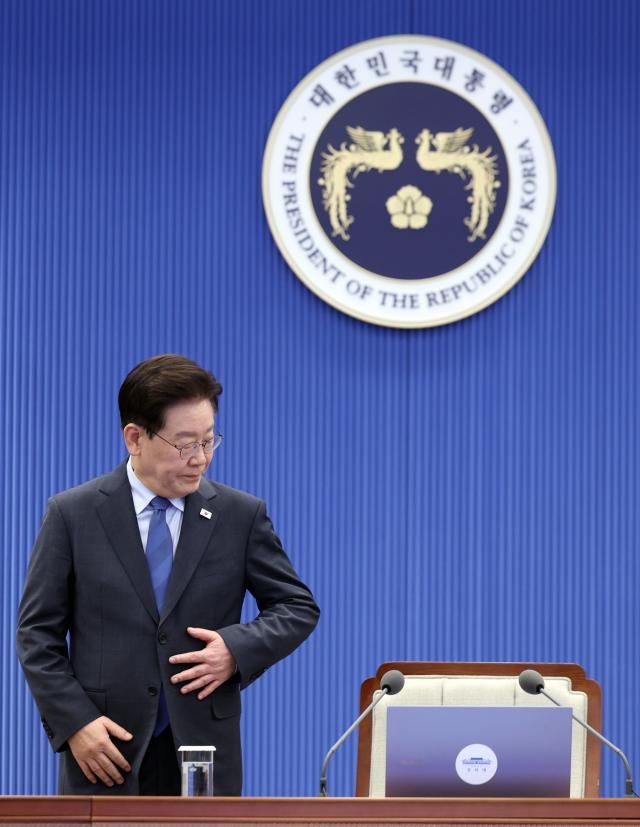 이재명 대통령이 지난 11일 청와대에서 열린 수석보좌관회의에서 국민의례 후 착석하고 있다 사진연합뉴스