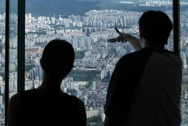 11일 서울 송파구&nbsp;롯데월드타워&nbsp;서울스카이에서 바라본 서울 도심 주택 단지 모습 260811유나현 기자 shootingajunewscom