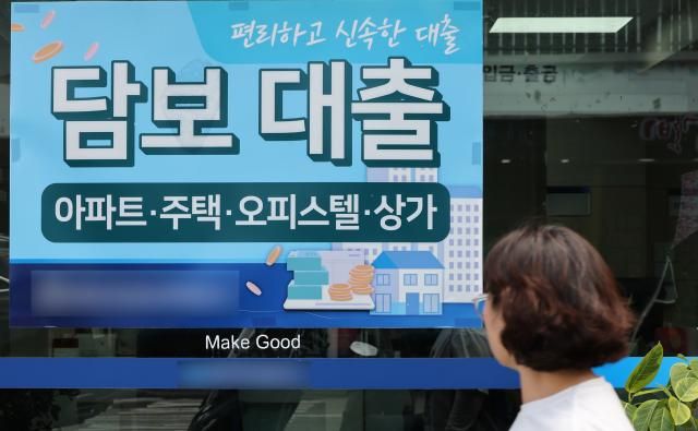 대출규제에 2분기 신규 주담대 급감 서울연합뉴스 이진욱 기자 올해 2분기 금융권 가계대출 규제가 이어지면서 신규 가계대출과 주택담보대출 규모가 모두 줄었다 한국은행이 25일 발표한 차주별 가계부채 통계에 따르면 올해 2분기 차주대출자당 가계대출 평균 신규 취급액은 3천414만원으로 1분기보다 128만원 줄었다 가계대출 취급액 중 주택담보대출만 보면 신규 취급액 평균2억829만원이 전 분기보다 2천110만원 줄었다 감소 폭은 2013년 통계 작성 이후 가장 컸다 사진은 이날 서울 한 금융기관에 붙은 담보대출 안내문 모습 2026825 cityboyynacokr2026-08-25 141801 저작권자 ⓒ ㈜연합뉴스 무단 전재 재배포 금지 AI 학습 및 활용 금지저작권자 ⓒ ㈜연합뉴스 무단 전재 재배포 금지 AI 학습 및 활용 금지