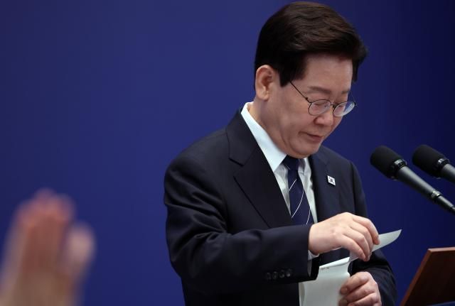 이재명 대통령이 18일 청와대 영빈관에서 열린 기자회견에서 취재진 질문을 들으며 메모지를 보고 있다 사지연합뉴스