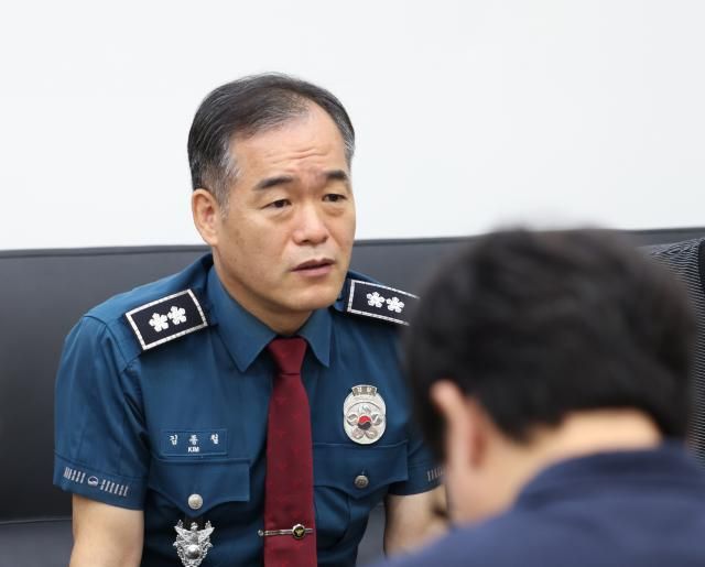 경찰청 차장으로 자리를 옮겨 경찰청장 직무대행을 맡게 된 김종철 경남경찰청장이 2일 오전 경남 창원시 의창구 경남경찰청에서 이임식을 앞두고 취재진의 질문에 답하고 있다사진경남경찰청 제공 