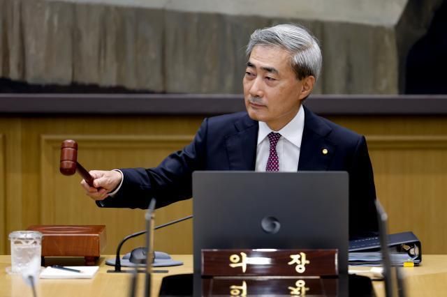 신현송 한국은행 총재가 지난 7월 16일 서울 중구 한국은행에서 열린 금융통화위원회 본회의에 참석해 의사봉을 두드리고 있다 2026716 사진공동취재단