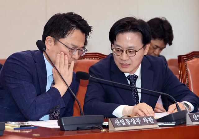 김정관 산업통상부 장관오른쪽과 문신학 차관이 지난 15일 국회에서 열린 산업통상자원중소벤처기업위원회 전체회의에서 얘기를 나누고 있다사진연합뉴스