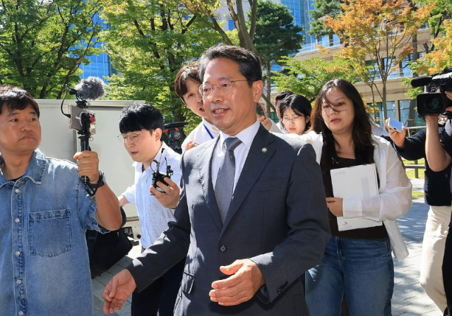 김승원 법무부 장관 후보자가 지난 19일 사퇴 기자회견을 마치고 국회 소통관을 나서고 있다 사진연합뉴스