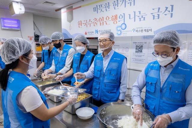 안종혁 한국수출입은행 전무이사오른쪽 두 번째 등 수은 임직원들이 지난 17일 서울역 인근 노숙인 대상 무료 급식소에서 배식 봉사활동을 하고 있다 사진한국수출입은행 