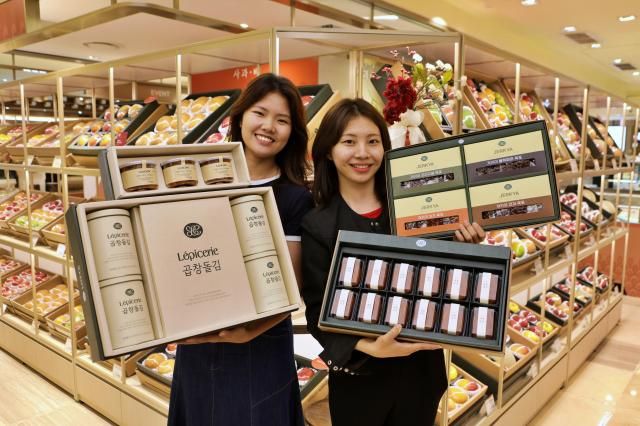 모델들이 서울시 소공동에 위치한 롯데백화점 본점에서 다양한 추석 핸드캐리 기프트를 선보이고 있다 사진롯데백화점