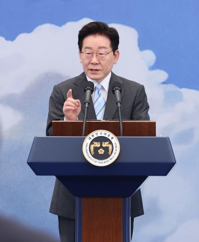 이재명 대통령이 지난 19일 청와대에서 열린 청년의 날 기념식에서 기념사를 하고 있다 사진연합뉴스