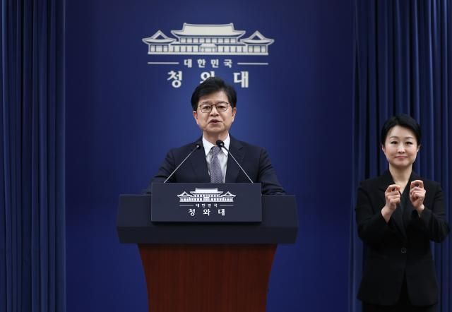 성기홍 홍보수석이 21일 청와대 춘추관에서 강훈식 비서실장 사의 표명 관련 브리핑을 하고 있다 사진연합뉴스