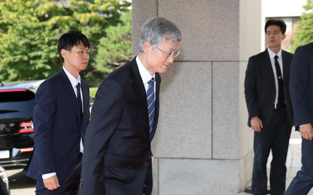 조희대 대법원장이 23일 서울 서초구 대법원으로 출근하고 있다 사진연합뉴스