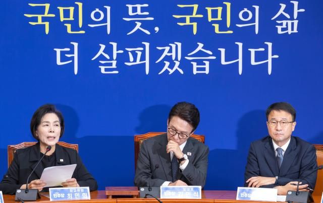 김민석 더불어민주당 대표가 23일 국회에서 열린 최고위원회의 도중 생각에 잠겨 있다사진연합뉴스