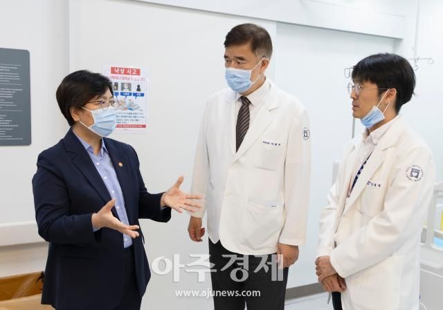 정은경 보건복지부 장관이 23일 서울의료원을 방문해 추석 연휴 응급의료체계 상황을 점검하고 있다 사진보건복지부