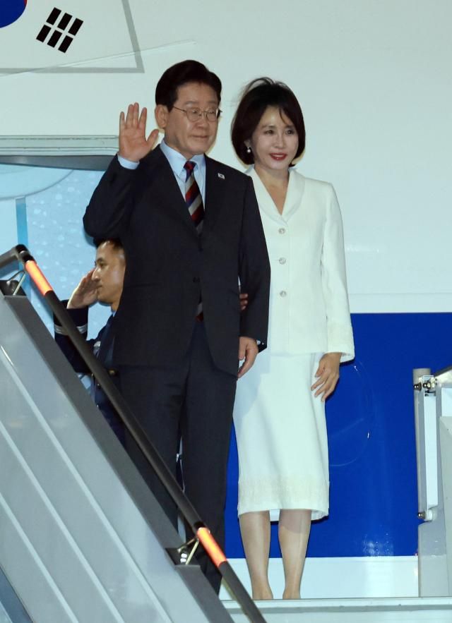 멕시코를 국빈 방문한 이재명 대통령과 김혜경 여사가 23일현지시간 멕시코시티 펠리페 앙헬레스 국제공항에 도착한 공군 1호기에서 환영객에게 인사하고 있다 사진연합뉴스