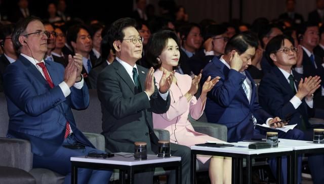 이재명 대통령과 김혜경 여사가 25일현지시간 멕시코시티 월드트레이드센터에서 열린 한-멕시코 비즈니스 포럼에서 참석자 발언이 끝난 뒤 박수치고 있다 사진연합뉴스