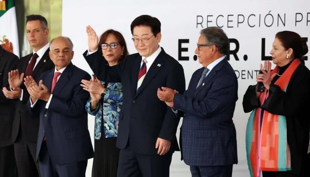 멕시코를 국빈 방문 중인 이재명 대통령이 24일현지시간 멕시코시티 상원에서 열린 환영식이 끝난 뒤 참석자들을 향해 인사하고 있다 사진연합뉴스