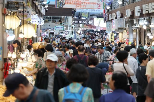 지난 16일 서울의 한 재래시장에서 시민들이 장을 보고 있다 사진연합뉴스