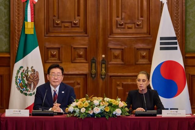 이재명 대통령과 클라우디아 셰인바움 멕시코 대통령이 24일현지시간 멕시코시티 대통령궁에서 한-멕시코 기업인 간담회를 공동 주재하고 있다 사진연합뉴스