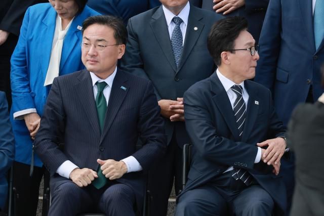 김민석 더불어민주당 대표와 신장식 조국혁신당 대표가 지난 3일 국회 본청 앞에서 22대 국회 후반기 정기국회 개원 기념사진을 촬영 시작을 기다리고 있다사진연합뉴스