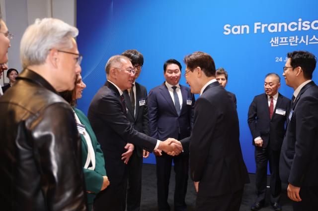 이재명 대통령이 지난 7월 24일현지시간 미국 샌프란시스코 더 미드웨이에서 열린 샌프란시스코 AI 서밋에서 정의선 현대차그룹 회장과 악수를 하고 있다 사진연합뉴스