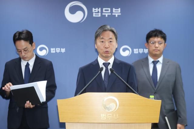 강준하 법무부 국제법무국장이 30일 정부과천청사 법무부에서 국제투자분쟁ISDS 사건 선고 관련 브리핑을 하고 있다 사진연합뉴스