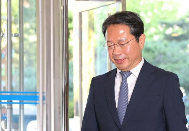 김승원 법무부 장관 후보자가 7일 서울 종로구 적선현대빌딩에 마련된 인사청문회 준비 사무실로 출근하고 있다 사진연합뉴스
