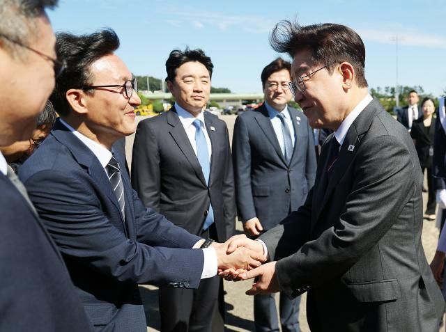 프랑스 국빈 방문을 위해 출국하는 이재명 대통령이 지난 6일 성남 서울공항에서 환송 나온 김민석 더불어민주당 대표와 인사하고 있다 사진연합뉴스
