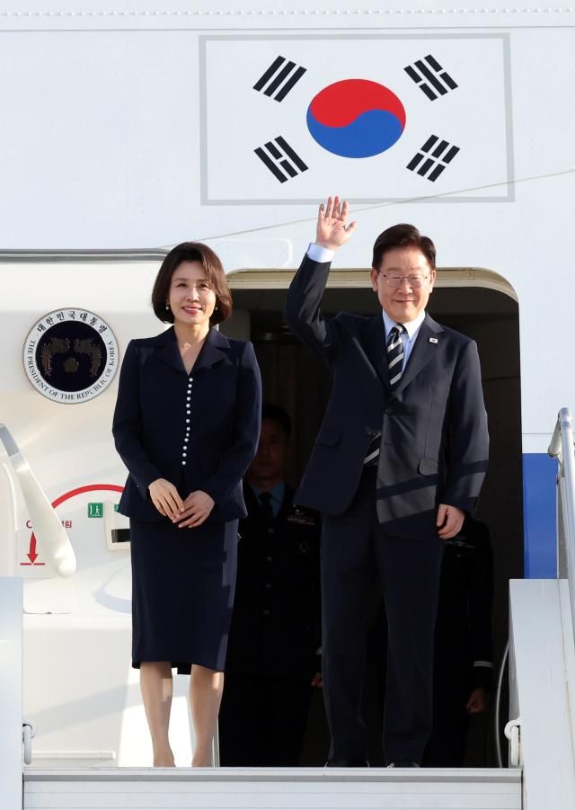 뤼미에르 서밋 일정을 마친 이재명 대통령과 김혜경 여사가 7일현지시간 프랑스 니스 코트다쥐르 공항에서 다음 목적지인 파리로 떠나는 공군 1호기에 올라 환송객에게 인사하고 있다 사진연합뉴스