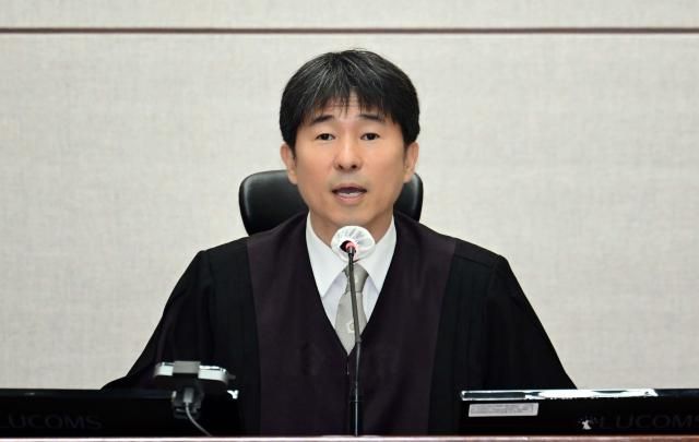고위공직자범죄수사처공수처는 4일 지귀연 서울북부지법 부장판사를 부정 청탁 및 금품 등 수수의 금지에 관한 법률 위반 혐의로 불구속기소 했다고 밝혔다 지 부장판사는 2023년 8월께 변호사 두 명으로부터 서울 강남구 청담동의 한 예약제 주점에서 409만원 상당의 술값을 결제하게 한 혐의를 받는다 사진은 지난해 서울중앙지방법원 근무 당시 열린 윤석열 전 대통령 내란 우두머리 혐의 형사재판에서 발언하는 지 부장판사 사진연합뉴스