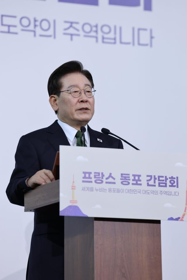 이재명 대통령이 9일현지시간 프랑스 파리 한 호텔에서 열린 동포 오찬간담회에서 격려사를 하고 있다 사진연합뉴스