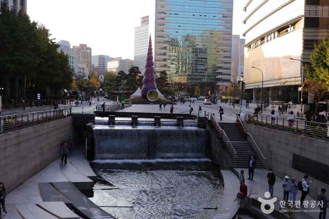 청계천 비오는 날의 운치