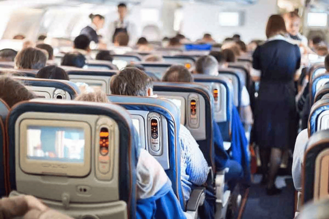 비행기 창밖을 보는 사람