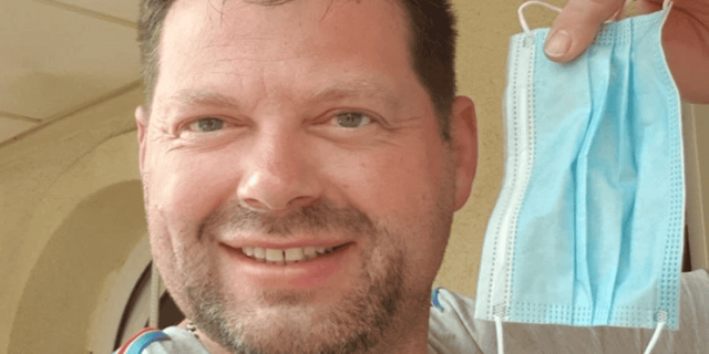 남성이 기내에서 음료를 마시는 모습